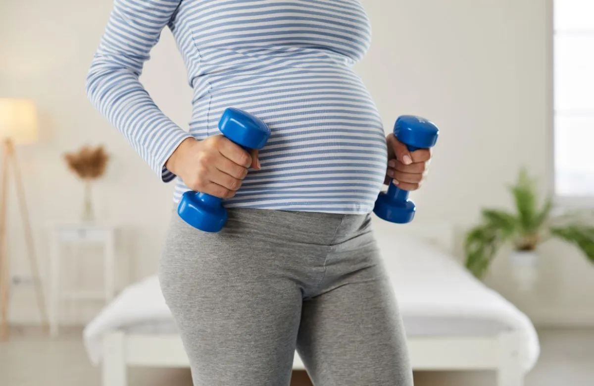 صورة لحامل تمارس الرياضة