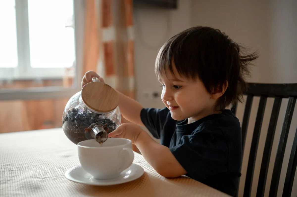 صورة طفل يشرب الأعشاب