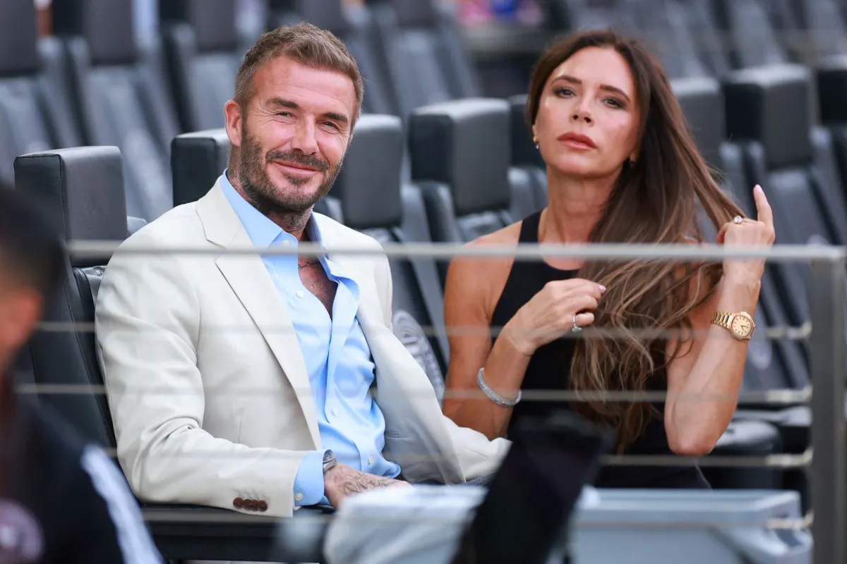 ديفيد بيكهام وفيكتوريا بيكهام في ملعب DRV PNK في فورت لودرديل بولاية فلوريدا (David Beckham and Victoria Beckham at DRV PNK Stadium in Fort Lauderdale, Florida). مصدر الصورة: Hector Vivas/Getty Images/AFP