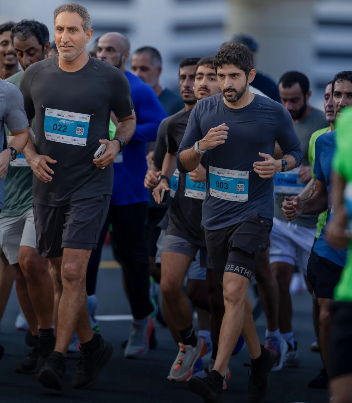 الشيخ حمدان بن محمد بن راشد آل مكتوم يتقدم المشاركين بتحدي دبي للجري. الصورة من الموقع الإلكتروني الرسمي للشيخ حمدان