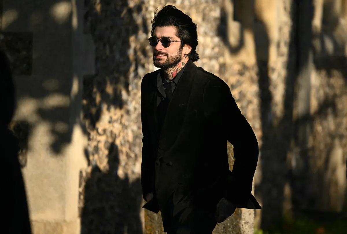 زين مالك في جنازة ليام باين بكنيسة سانت ماري في لندن ( Zayn Malik at Liam Payne's funeral at St Mary's Church in London). مصر الصورة: JUSTIN TALLIS / AFP