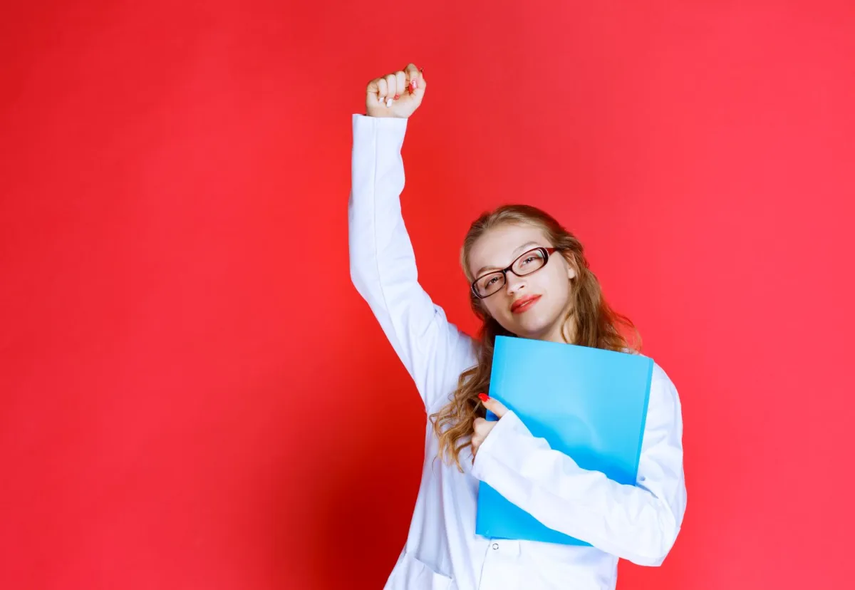 طالبة مجتهدة ترفع يدها لأعلى فرحة علامة على النجاح