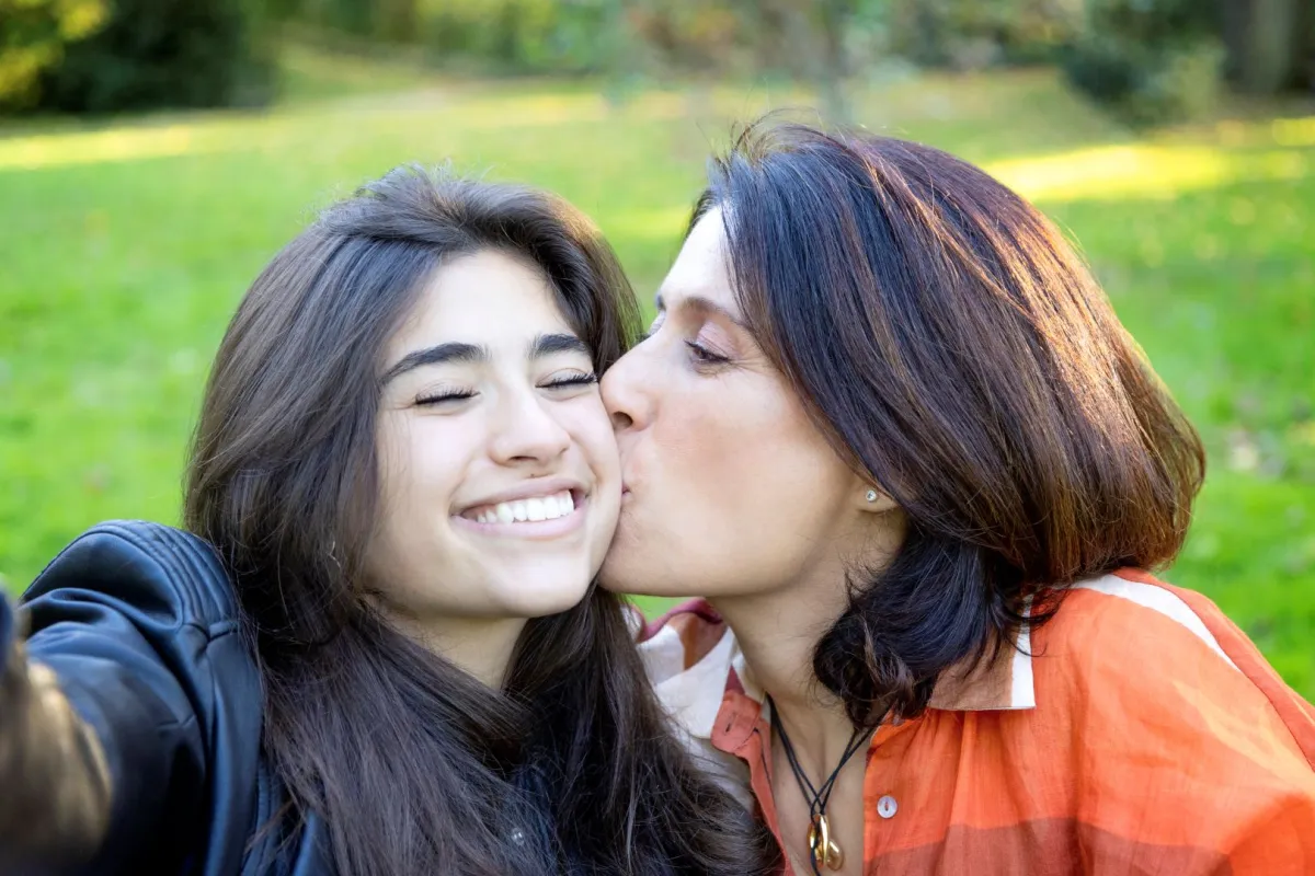 صورة أم وابنتها المراهقة