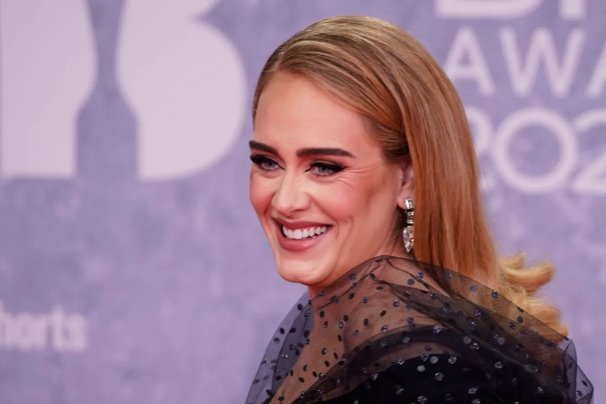 أديل لدى وصولها إلى حفل توزيع جوائز بريت 2022 في لندن (Adele upon her arrival for the BRIT Awards 2022 in London). مصدر الصورة: Niklas HALLE'N / AFP