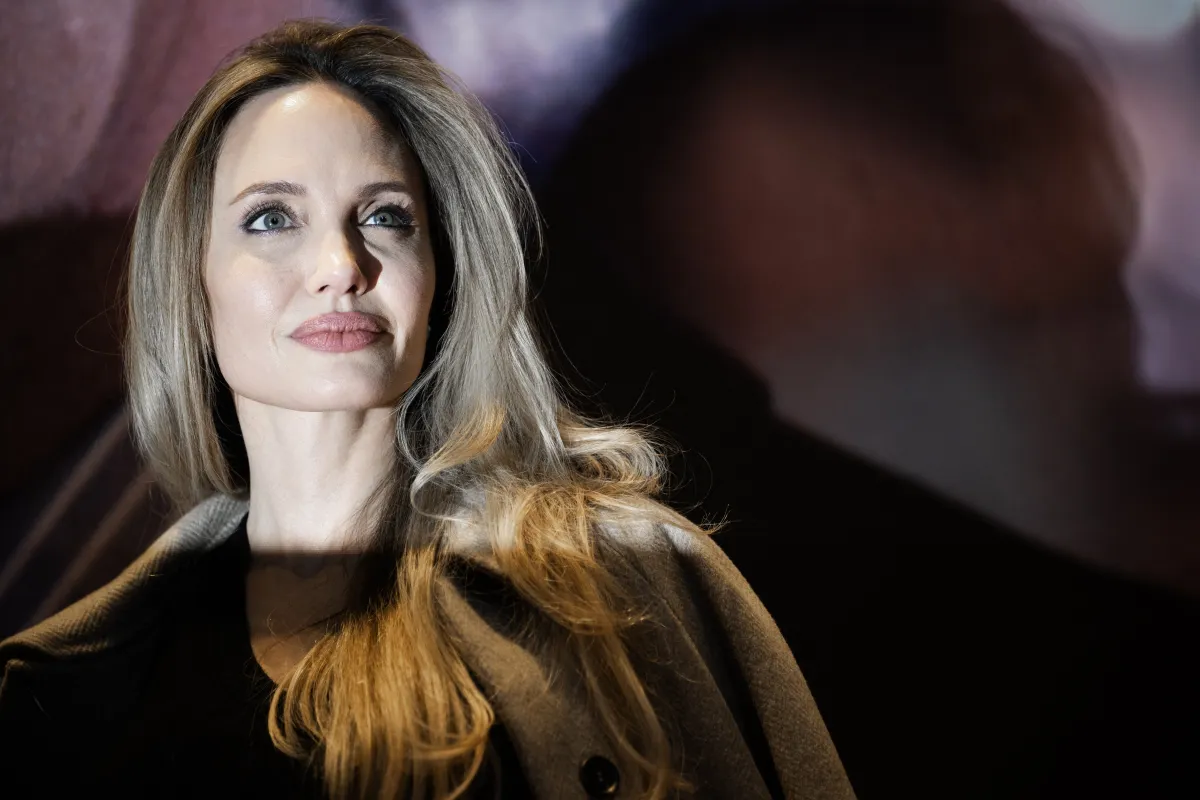 أنجلينا جولي تحضر جلسة التصوير الخاصة بفيلم Without Blood خلال مهرجان تورينو السينمائي الثاني والأربعين (Angelina Jolie attends the photocall of the movie "Without Blood" during the 42nd Torino Film Festival). مصدر الصورة: MARCO BERTORELLO / AFP