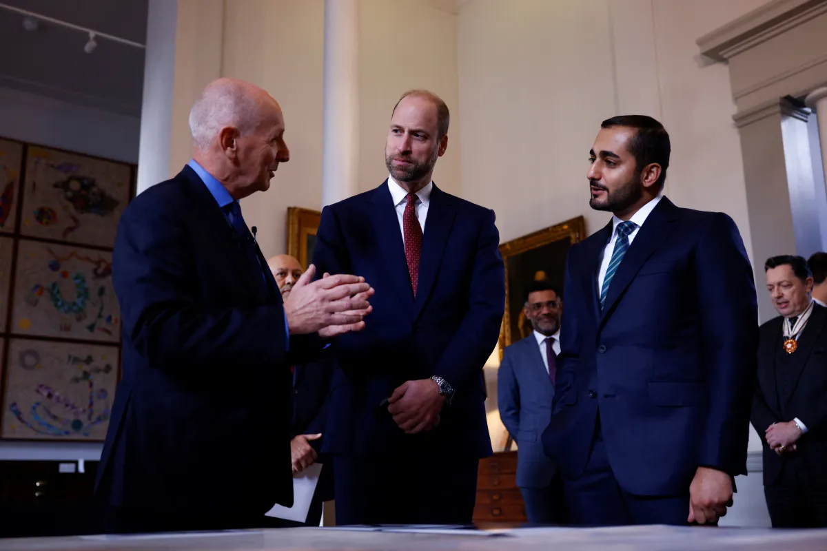 الأمير ويليام ولي عهد بريطانيا والأمير العماني ذي يزن بن هيثم ولي عهد عُمان في "بعثة جوهرة الجزيرة العربية" (Prince William of Britain, and Omani Prince Dhi Yazan bin Haitham, Crown Prince of Oman, in the “Jewel of the Arabian Peninsula Mission” ). مصدر الصورة: BENJAMIN CREMEL / POOL / AFP