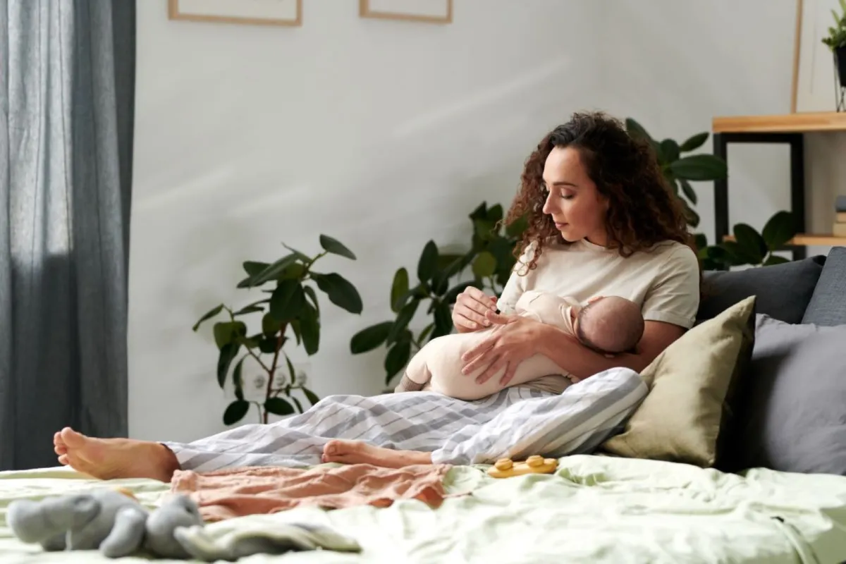 صورة لأم ترضع طفلها