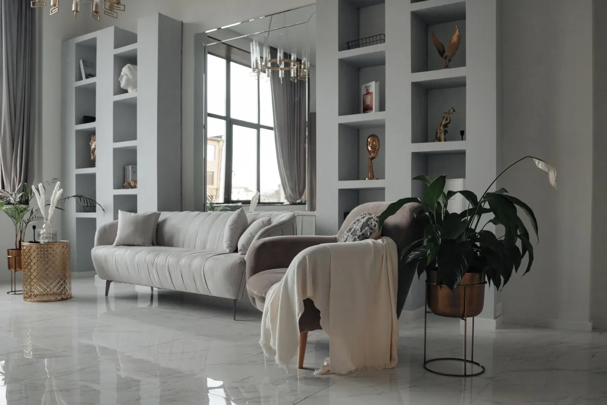 غرفة معيشة ذات أرضية رخامية