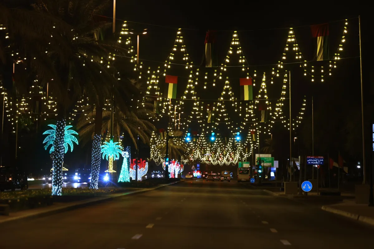 تزيين شوارع إمارة العين احتفالًا بعيد الاتحاد الـ53. الصورة من wam