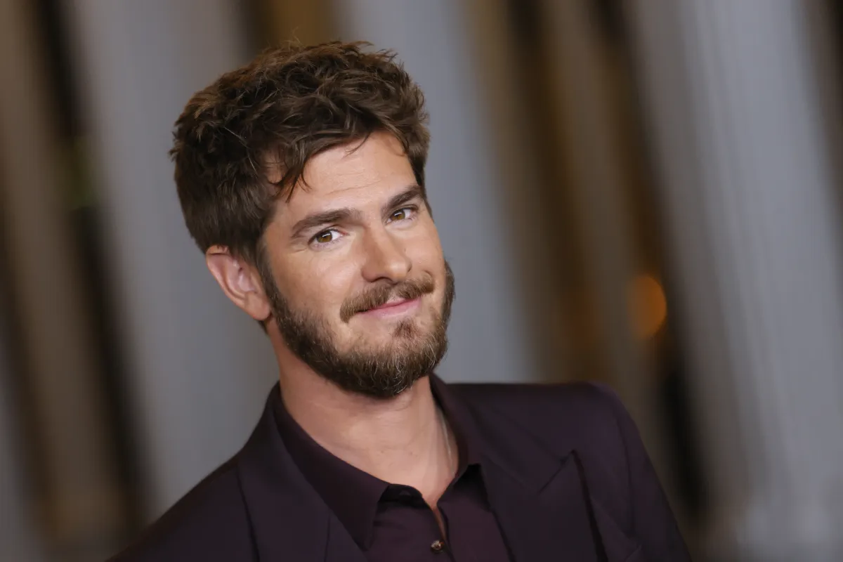 أندرو جارفيلد يحضر حفل LACMA Art+Film Gala في لوس أنجلوس ( Andrew Garfield attends the LACMA Art+Film Gala in Los Angeles). مصدر الصورة: Etienne LAURENT / AFP