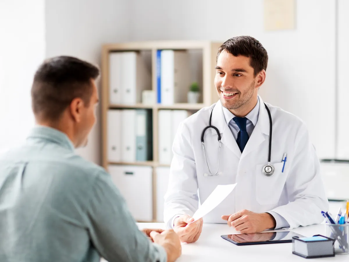 رجل في عيادة الطبيب للاطمئنان على صحته