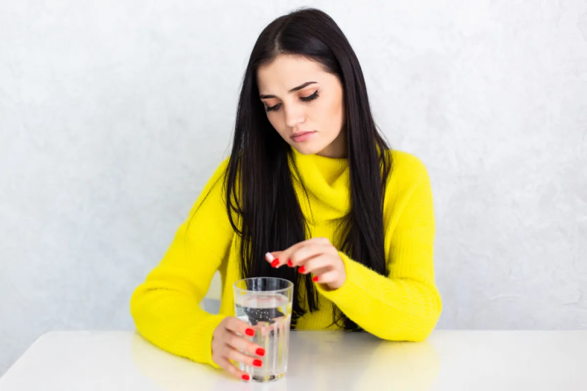 امرأة تتناول مكمل الحديد - المصدر freepik