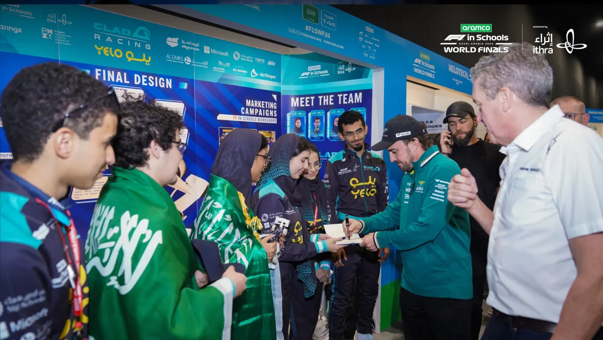 الفريق السعودي يحصد 3 جوائز بالنهائيات العالمية لبطولة أرامكو فورمولا 1 في المدارس - الصورة من حساب بطولة أرامكو فورمولا1 المدارس على إكس