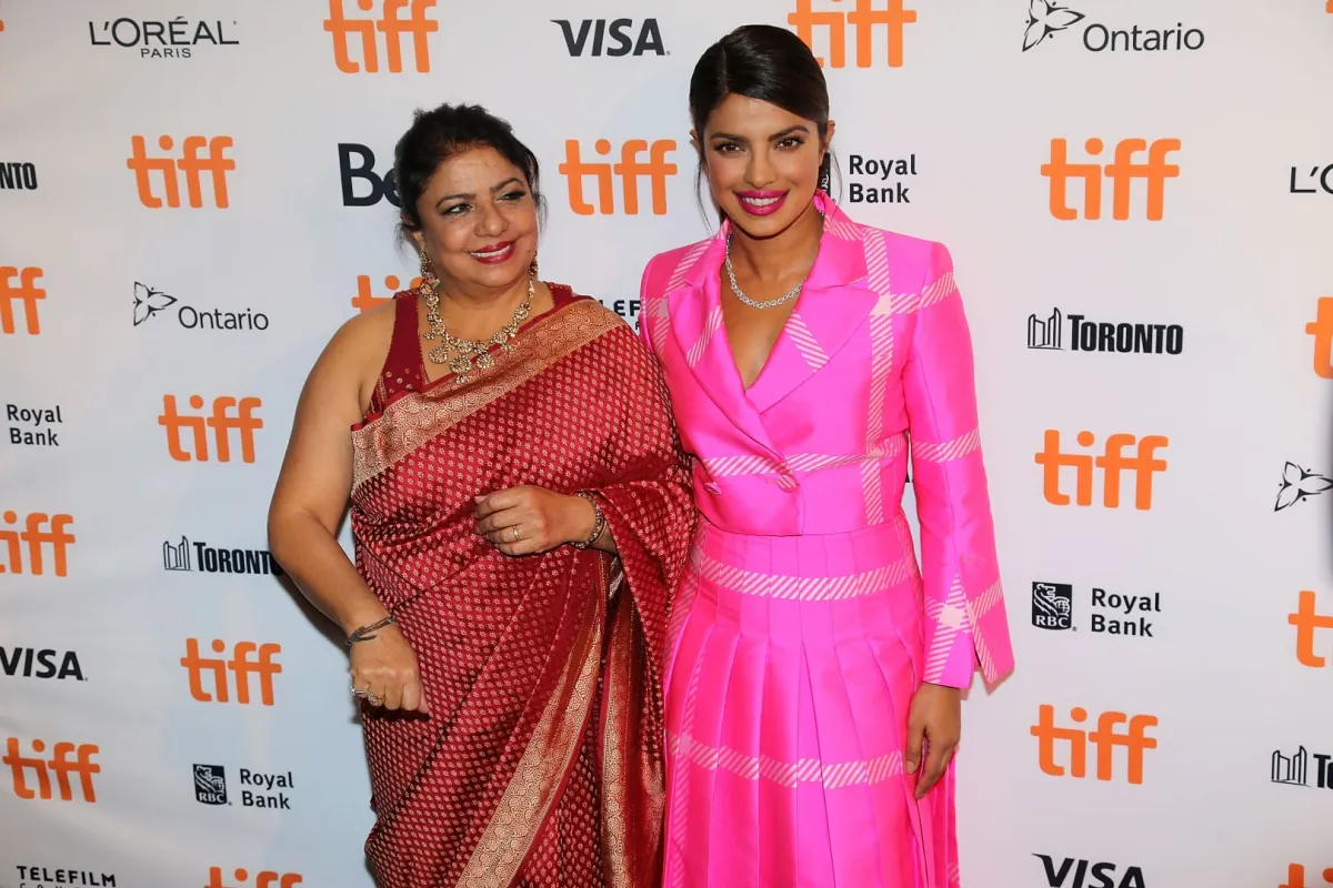 مادو تشوبرا وبريانكا تشوبرا خلال مهرجان تورنتو السينمائي الدولي 2017 في تورنتو، كندا (Madhu Chopra and Priyanka Chopra during the 2017 Toronto International Film Festival in Toronto, Canada). مصدر الصورة: Isaiah Trickey/FilmMagic