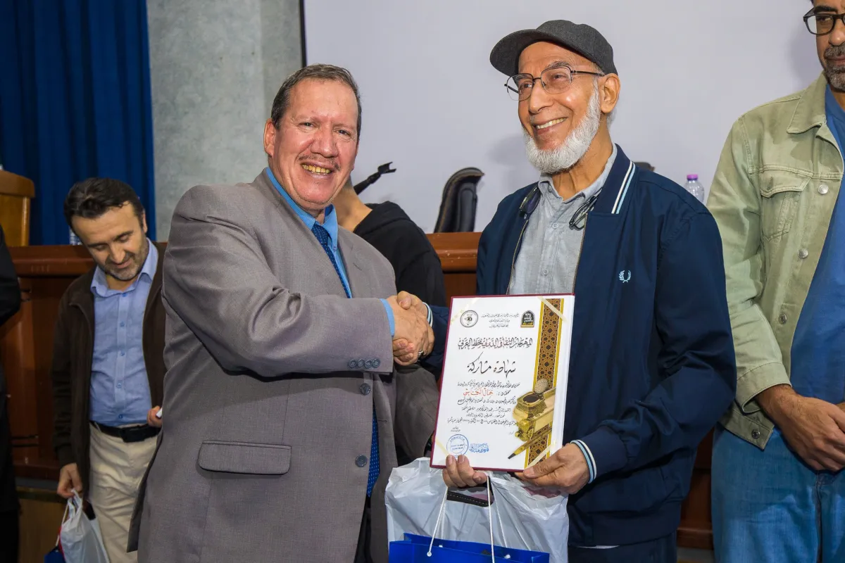 تكريم الخطاط السعودي جمال الربيعة بشهادة تقدير في المهرجان الثقافي الدولي للخط العربي - الصورة من حساب المهرجان الثقافي الدولي للخط العربي على فيسبوك