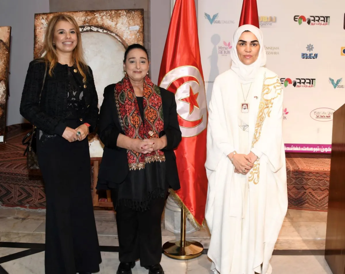 الدكتورة إيمان أحمد السلامي سفيرة الإمارات العربية المتحدة بتونس، ووزيرة الشؤون الثقافية أمينة الصرارفي، مع الفنانة سناء هيشري