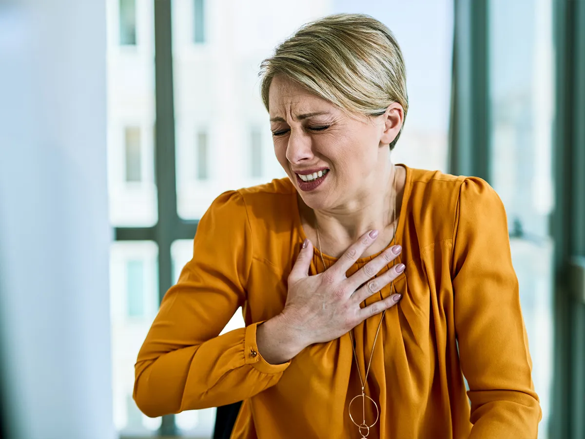 امرأة تشعر بألم في الصدر