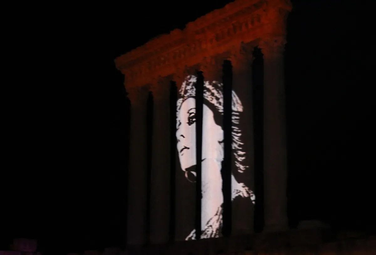 صورة  صورة السيدة فيروز تزين أعمدة بعلبك احتفالا بذكرى ميلادها عام 2016 (مصدر: STRINGER / AFP))