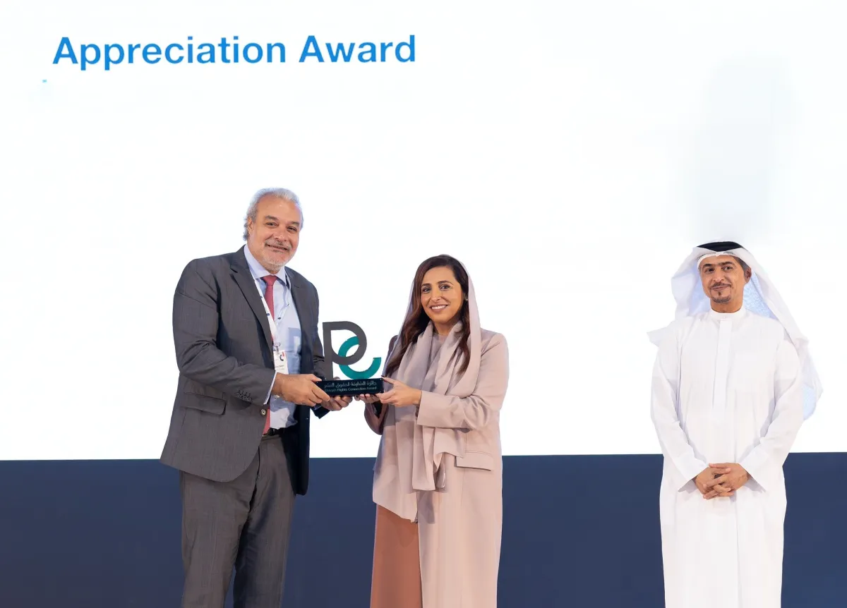 الشيخة بدور القاسمي تكرم الفائزين بجائزة الشارقة لحقوق النشر. الصورة من الحساب الرسمي للشيخة بدور على منصة x