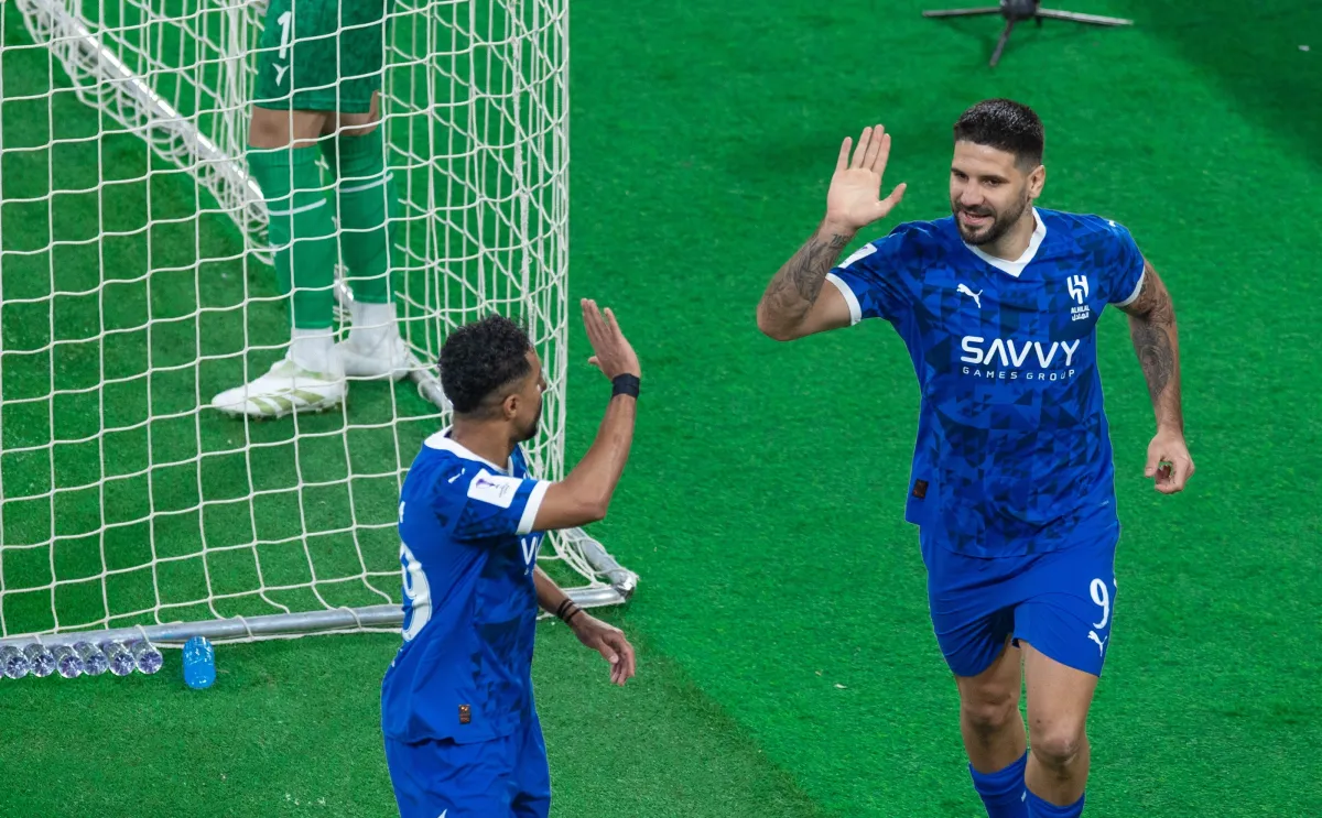  ألكساندر ميتروفيتش يتألق في لقاء الهلال اليوم أمام الاستقلال - الصورة من حساب الهلال على إكس