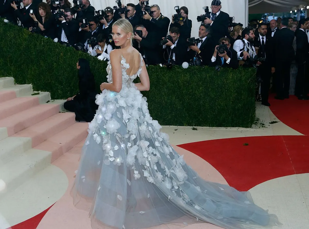 كارولينا كيركوفا Carolina Kurkova ترتدي فستاناً من تصميم الذكاء الاصطناعي- (مصدر الصورة Taylor Hill/FilmMagic)