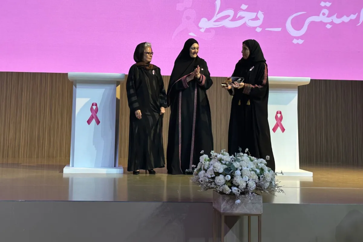 هنادي العودة والأميرة هيفاء الفيصل وسعاد محمد بن عامر خلال الحفل الختامي لحفل جمعية زهرة لسرطان الثدي