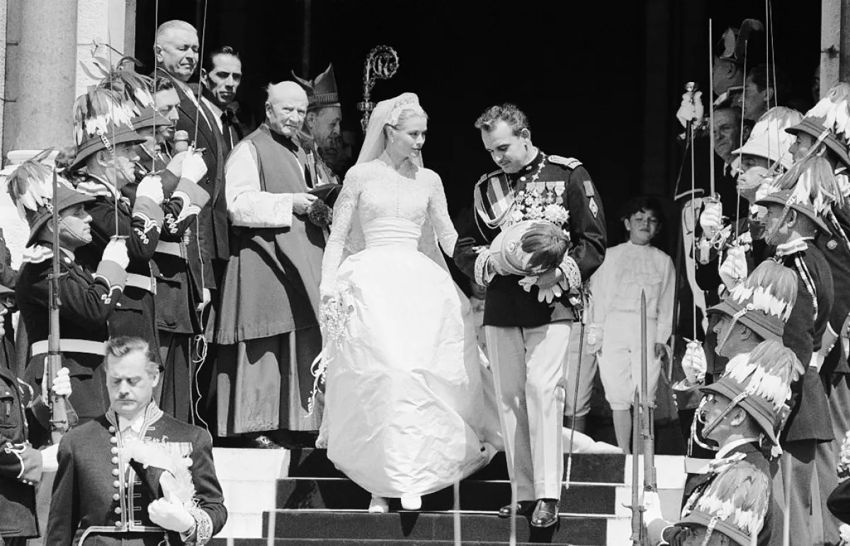 .زواج الأمير رينيه الثالث والنجمة غريس كيلي 1956 (مصدر الصورة  Bettman collection via Getty Images.jpg)