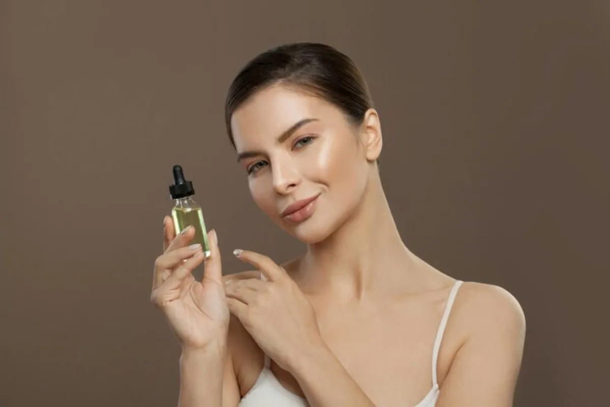 الفرق بين الزيوت الجافة والرطبة للعناية بالشعر