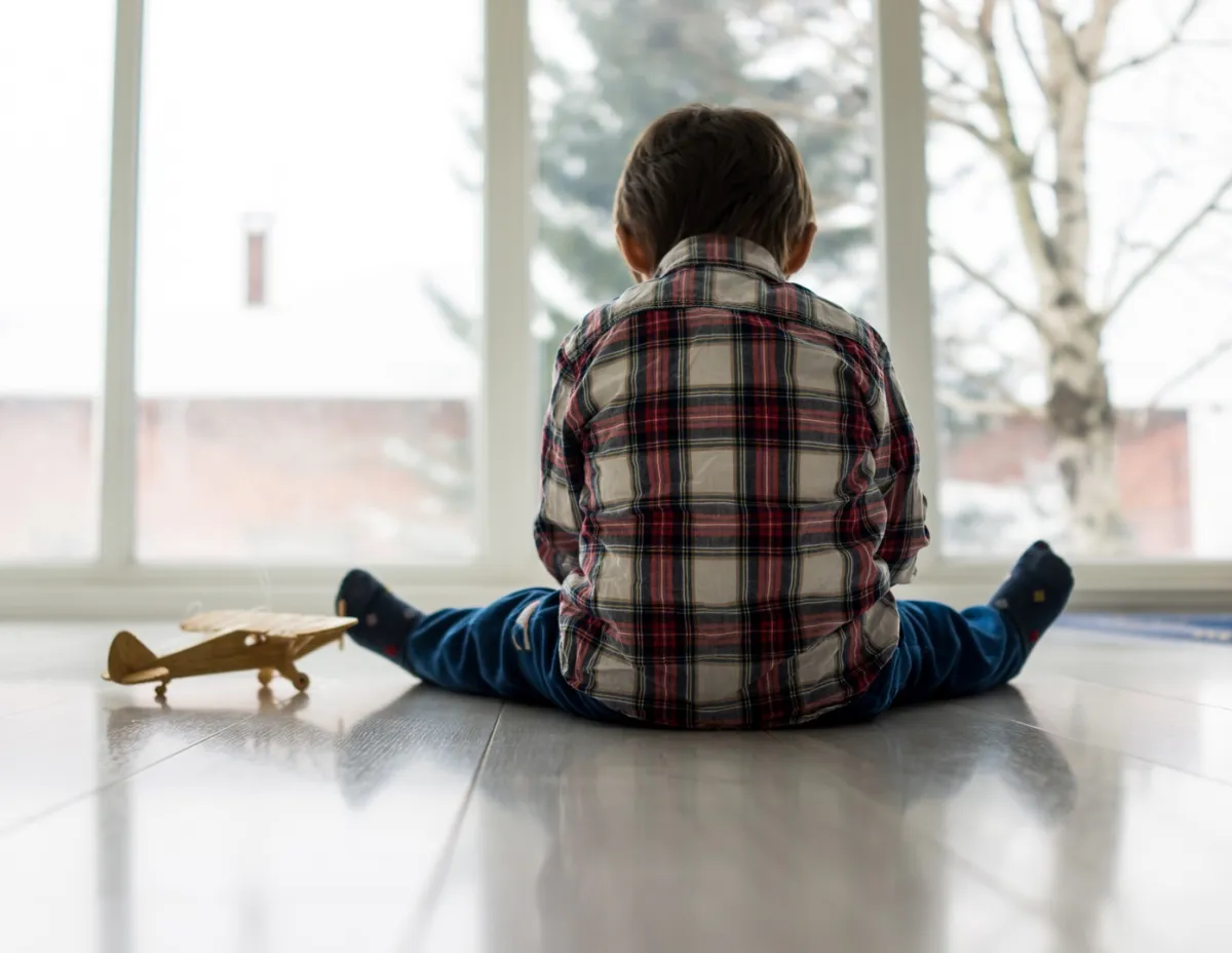 صورة طفل مصاب بالتوحد