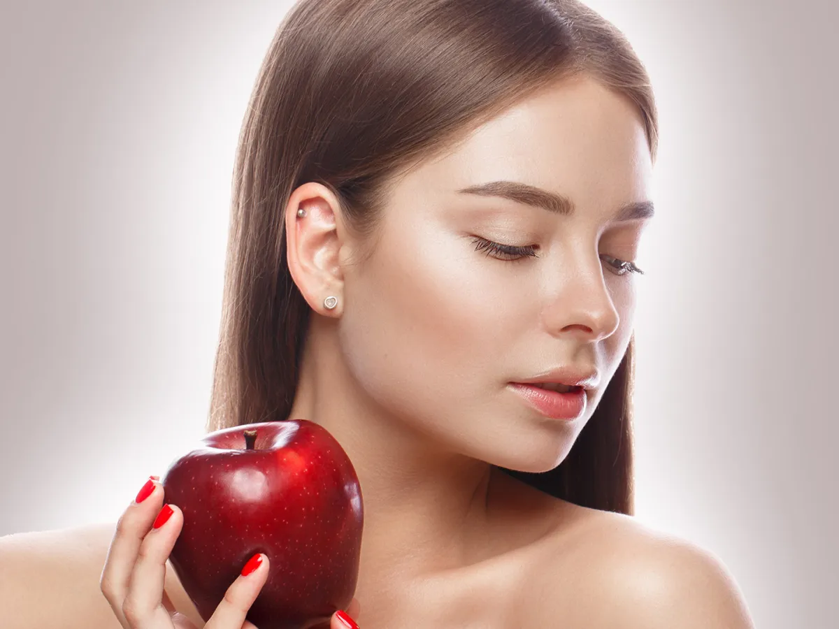 فوائد التفاح الأحمر لبشرتك.. حضري منه أفضل الماسكات والخلطات الطبيعية