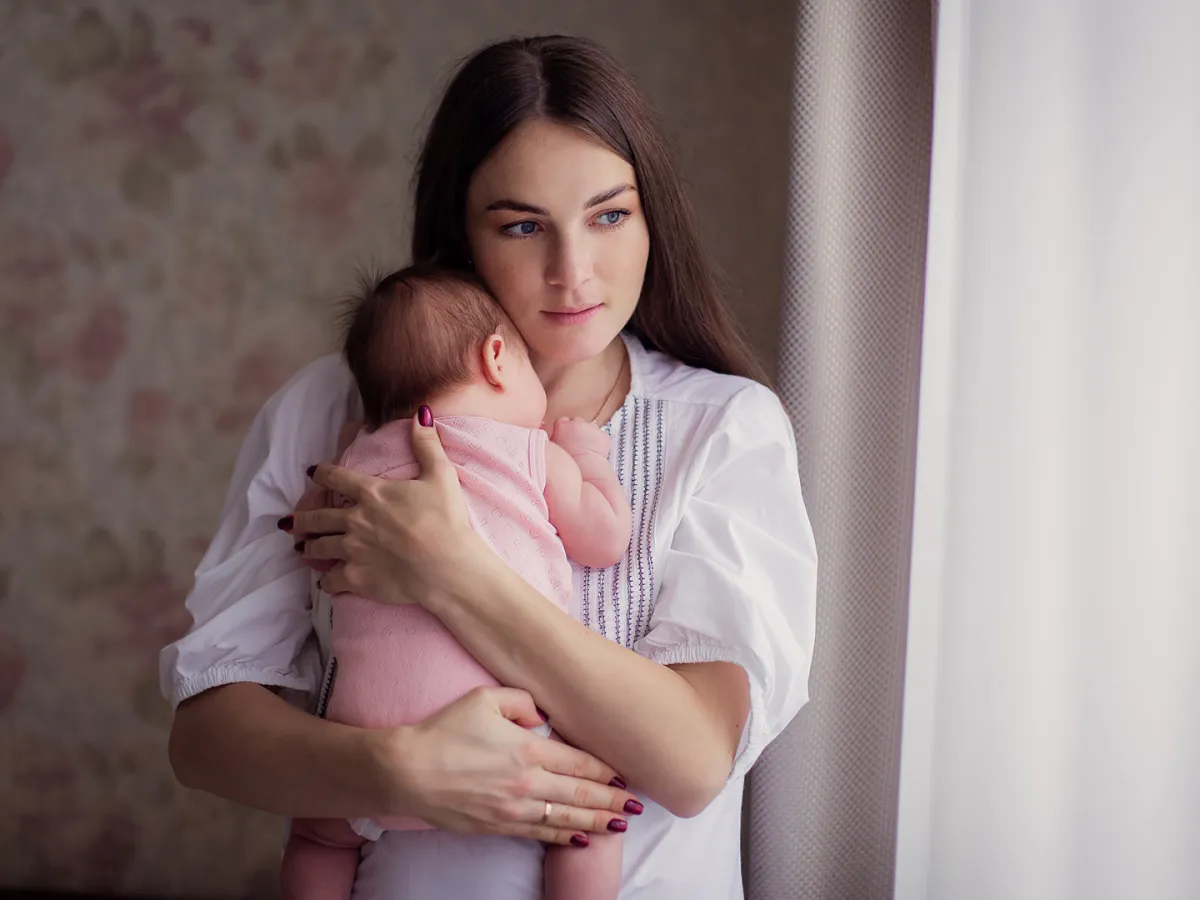 بين الخرافة والحقيقة: هل حزن وبكاء الأم المرضعة يغير طعم الحليب؟