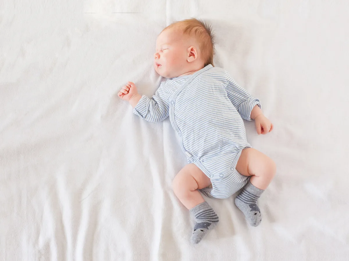 بين الخرافة والحقيقة: هل ارتداء الرضيع للجوارب ليلاً يؤثر على نموه العقلي؟