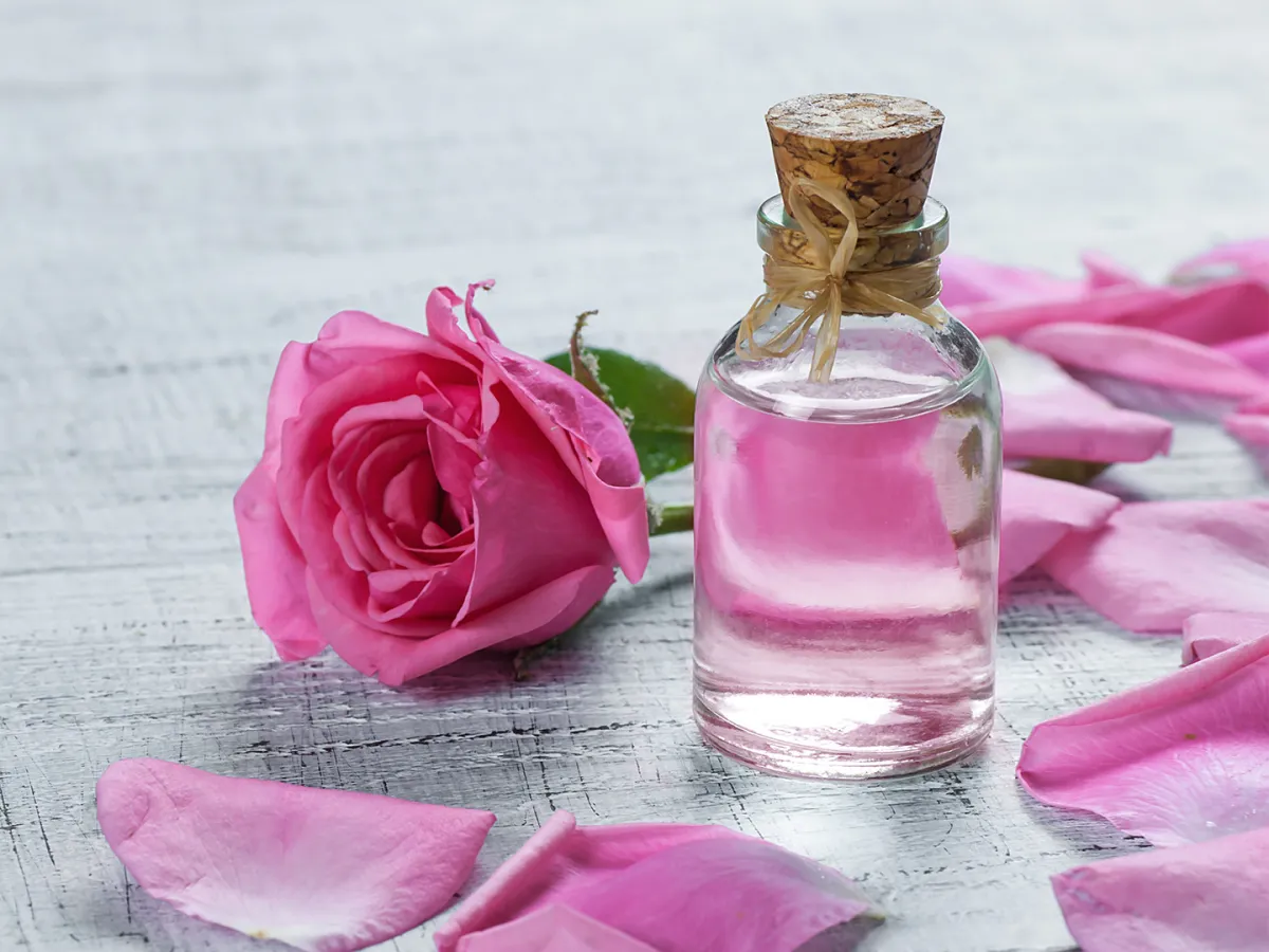 فوائد زيت الورد لعلاج الخطوط الرفيعة حول العينين