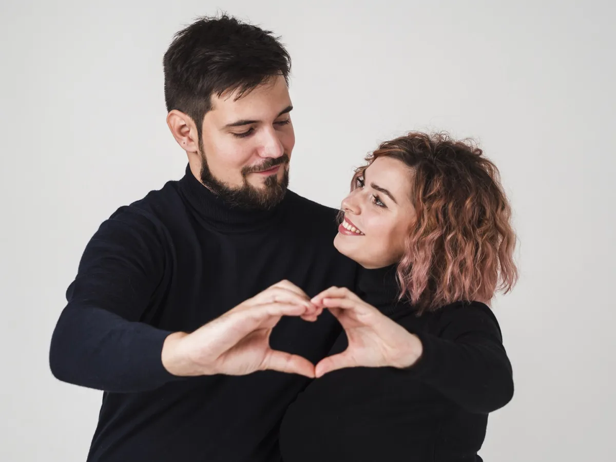 زوجان سعيدان بعلاقتهما 