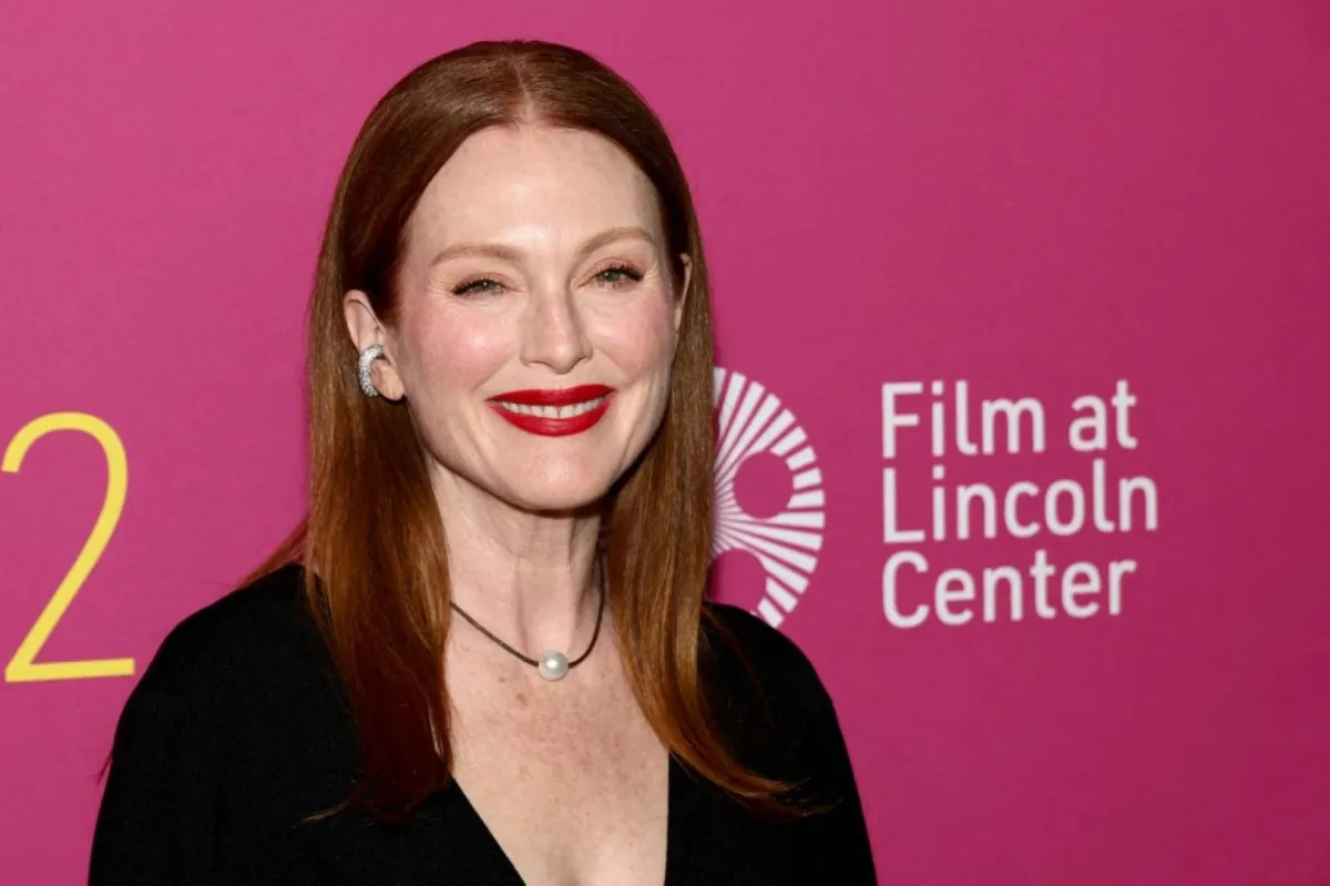 جوليان مور في قاعة أليس تالي، مركز لينكولن في مدينة نيويورك (Julianne Moore at Alice Tully Hall, Lincoln Center in New York City). مصدر الصورة: Arturo Holmes/Getty Images for FLC/AFP