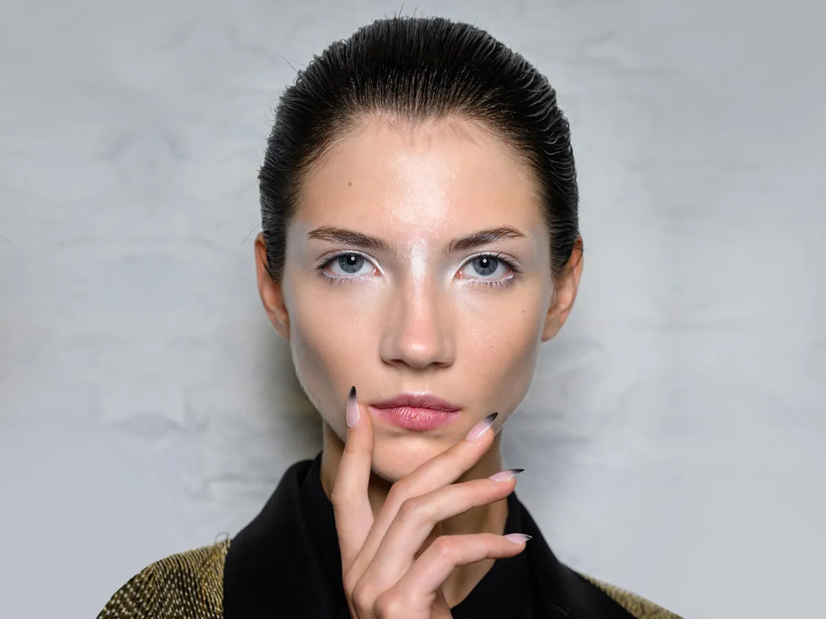 المكياج الفضي موضة رائجة تضفي لمسة ساحرة على إطلالتكِ في أجواء الاحتفالات