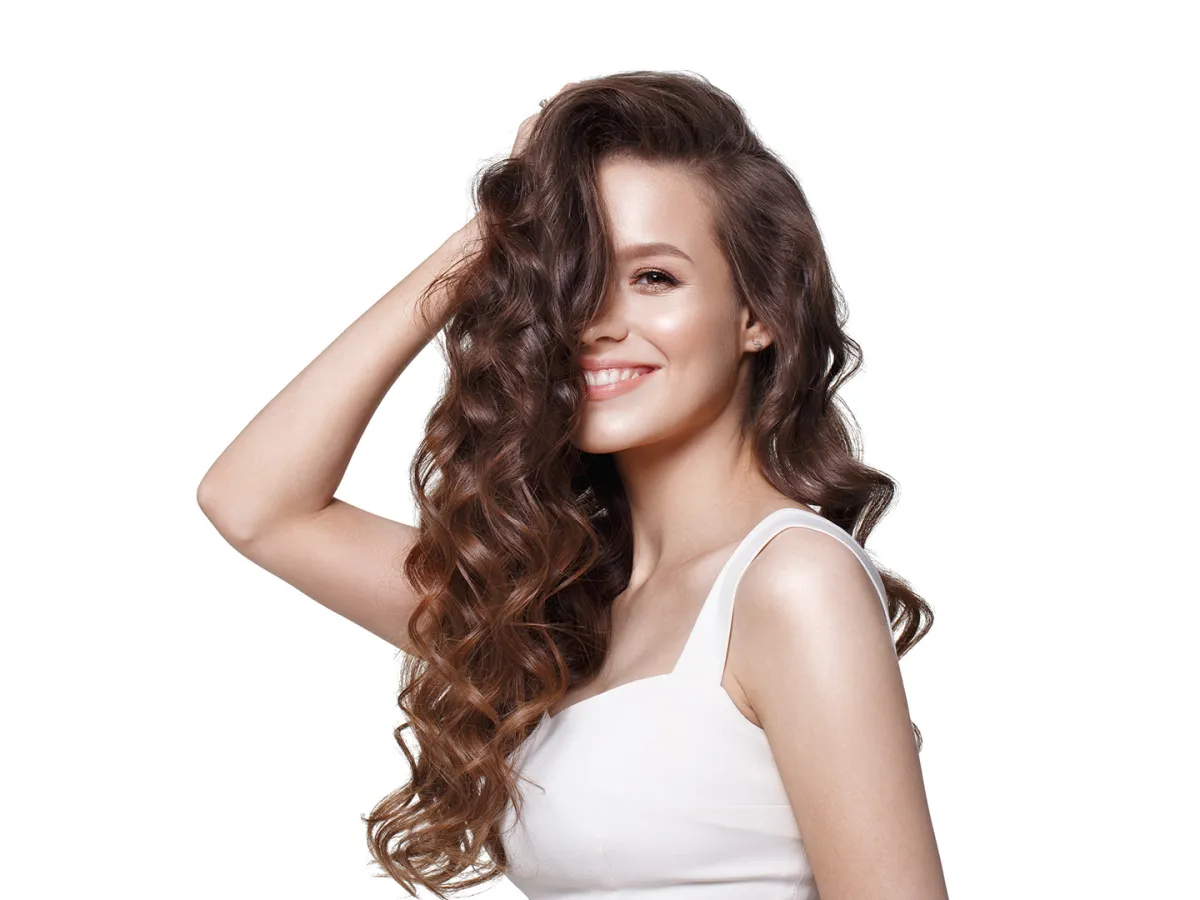 امرأة تتمتع بشعر صحي لاستخدامها ماء القرنبيط