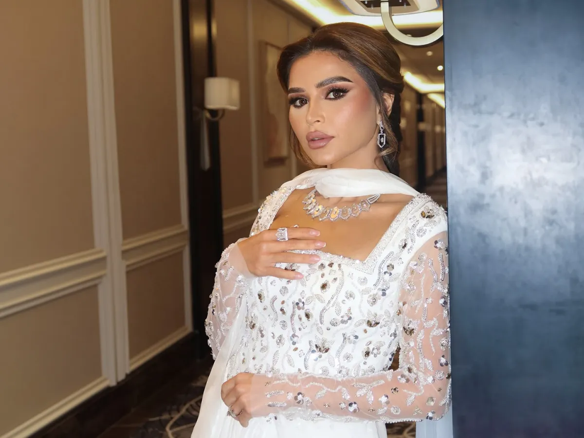 تألقي بأجمل صيحات جمالية من وحي مدونات الموضة في العام الجديد