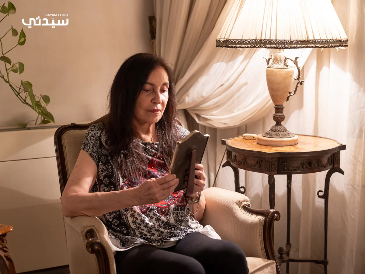 عفت تنظر لصورة والدها الموسيقار محمد عبد الوهاب- الصورة خاص لسيدتي تصوير: يحيى أحمد