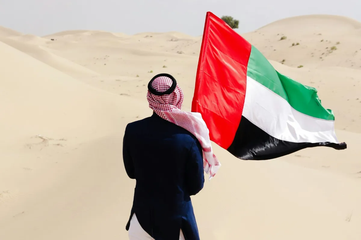 إماراتي يحمل علم الوطن
