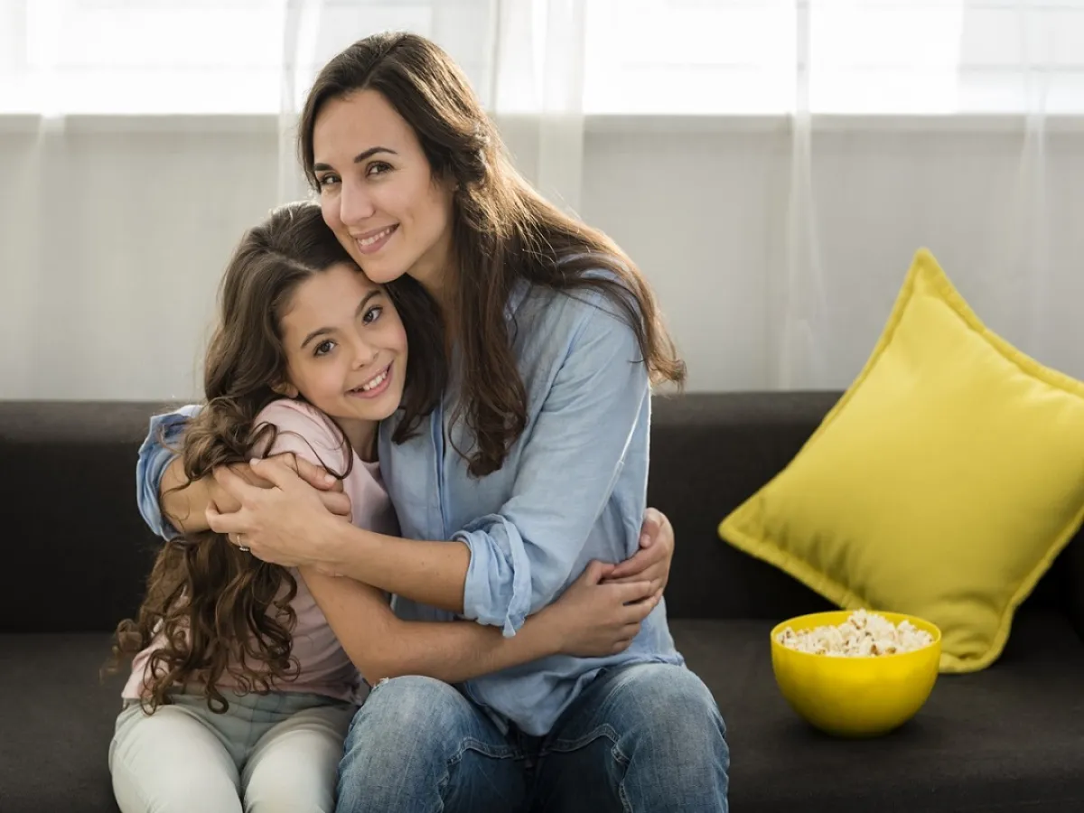 صورة لأم تحتضن طفلتها