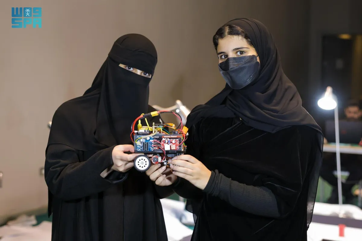 الفائزتان السعوديتان بالأولمبياد العالمي للروبوت. الصورة من واس