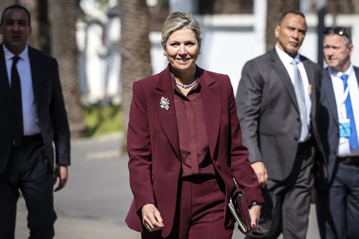 الملكة ماكسيما ترتدي بروشاً أنيقاً مع بدلة باللون العنابي 