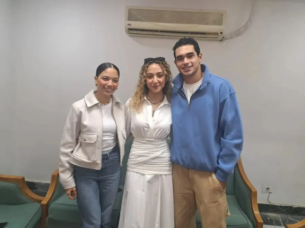 زينة أشرف عبدالباقي برفقة بطلي فيلم مين يصدق: يوسف عمر وجيدا منصور- الصورة خاصة بـ«سيدتي» من تصوير سيد أحمد