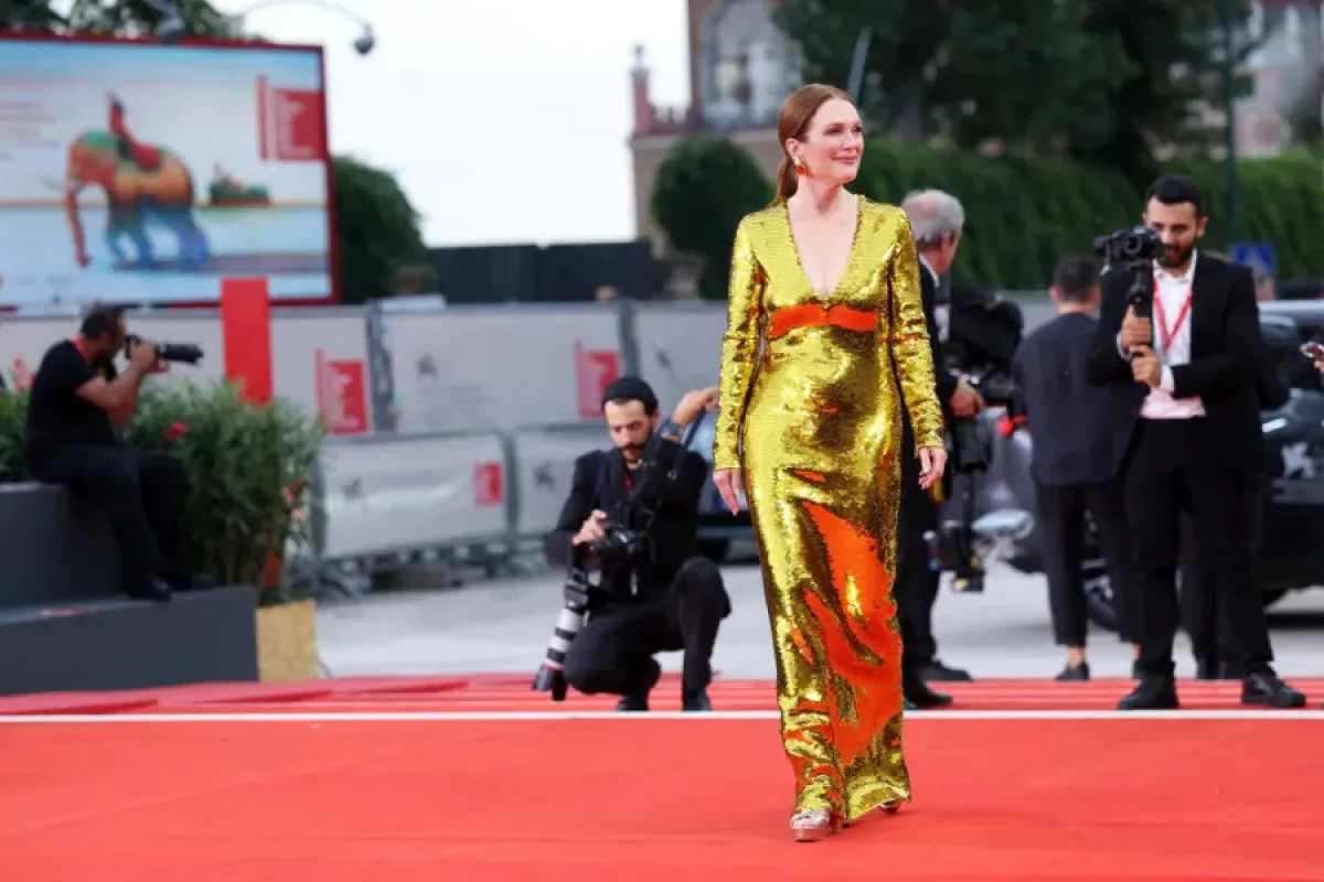 جوليان مور Julianne Moore في مهرجان فينيسيا السينمائي 81 (مصدر الصورة Vittorio Zunino Celotto/Getty Images)