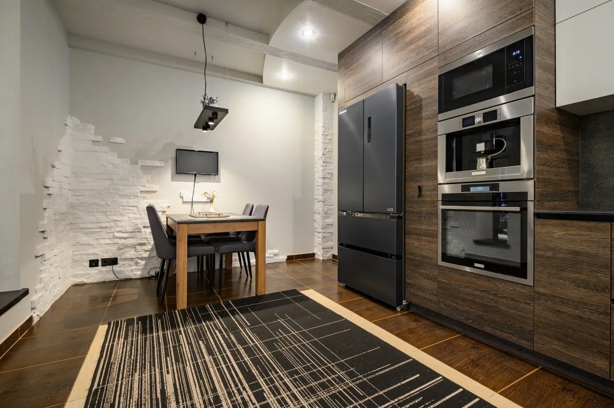 مطبخ خشبي مع سجادة