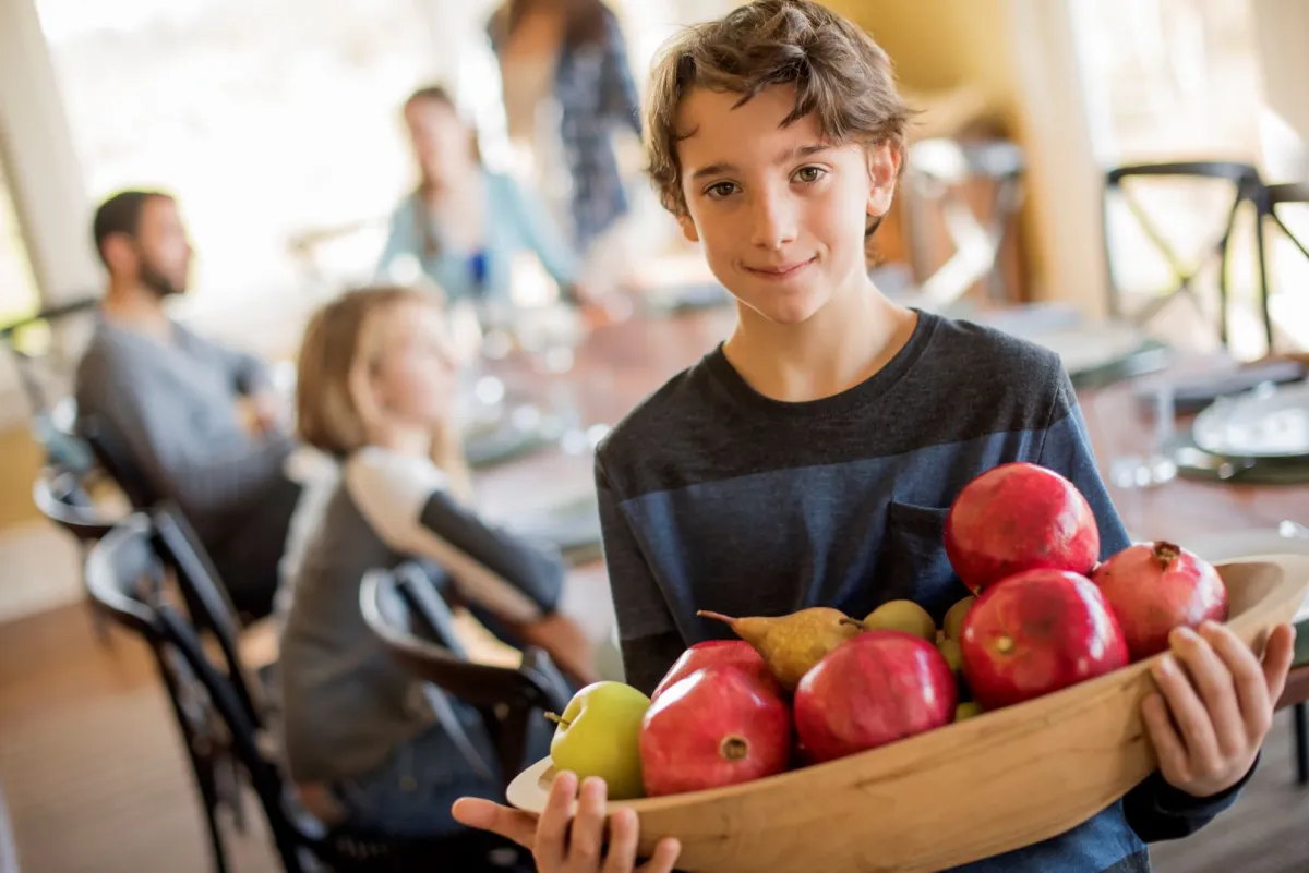 صورة طفل يمسك سلة الرمان