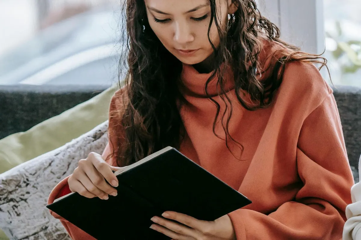 فتاة تقرأ أحد كتب تنمية الذات 