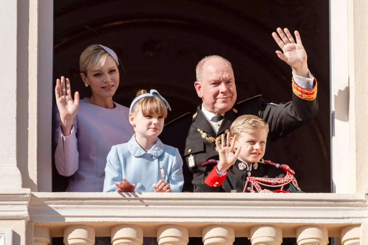 الأميرة شارلين والأمير جاك والأمير ألبرت الثاني والأميرة غابرييلا في موناكو (Princess Charlene, Prince Jacques, Prince Albert II and Princess Gabriella in Monaco). مصدر الصورة: Frederic DIDES / AFP