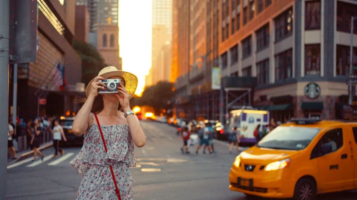سائحة تلتقط صوراً في شوارع نيويورك